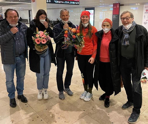 von links: Papa Buckwitz, Marijana Herrmann TG und Anschieberin Bobteam Buckwitz, Trainer Jörg Weber, Lisa Marie Buckwitz, Oma und Opa Buckwitz. Foto: Hans Peter Hannighofer