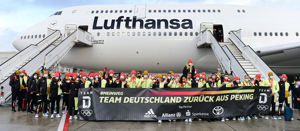 160 Mitglieder der Olympiamannschaft stellen sich bei ihrer Rückkehr am Frankfurter Flughafen zum Gruppenbild vor dem Lufthansa-Flieger. Foto: Team D / Frank May